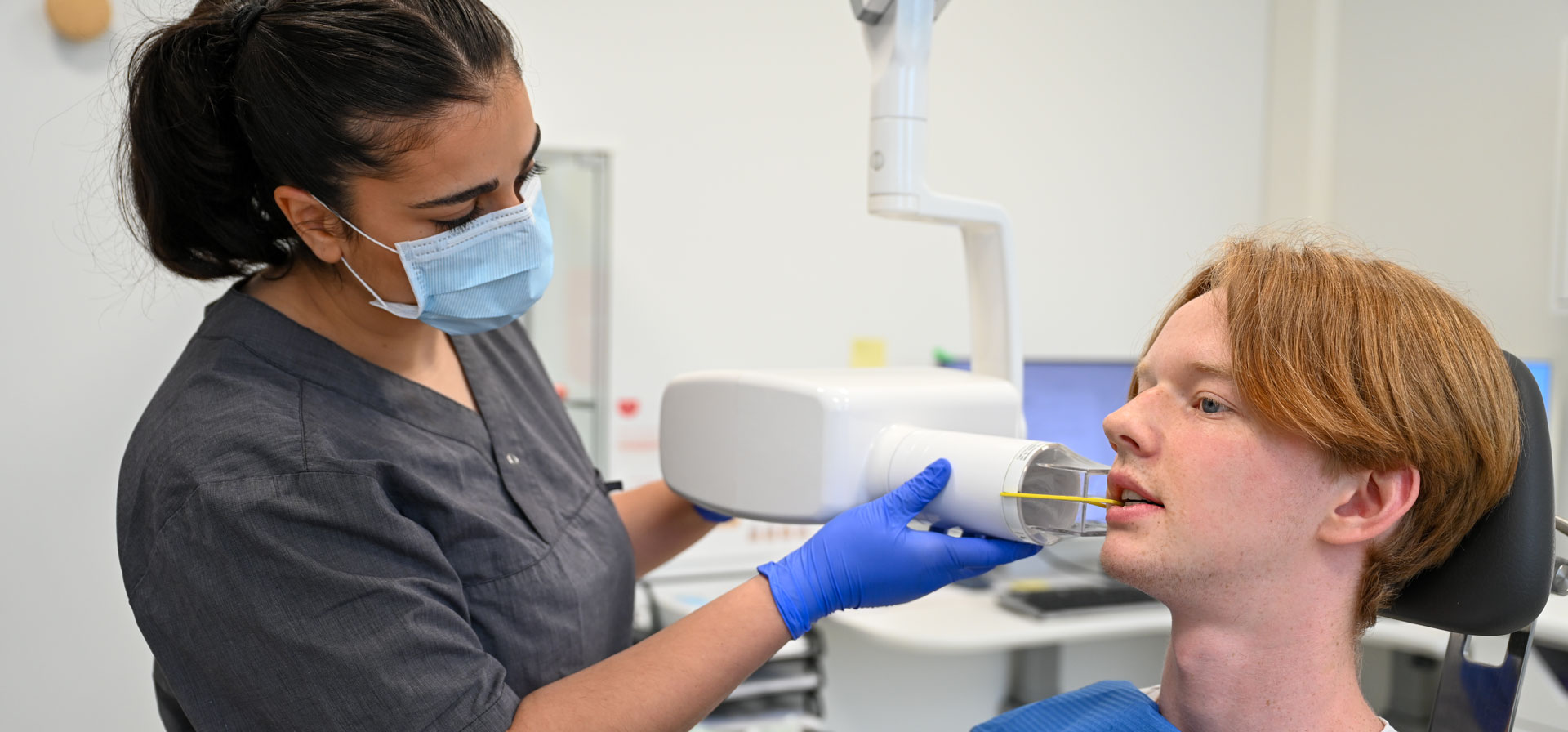 En tannpasient tar røntgen