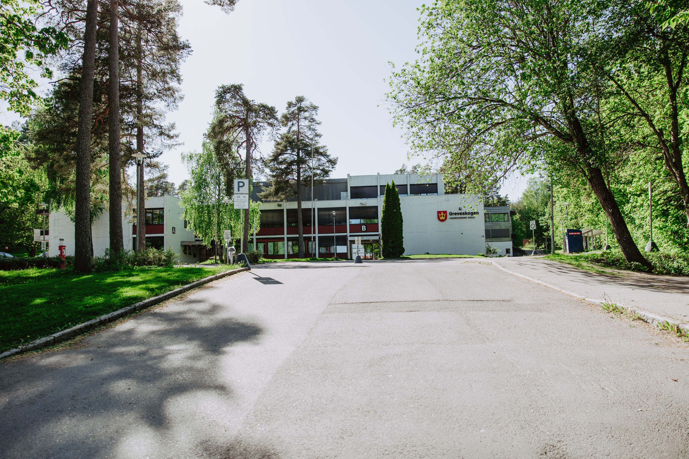 Bilde av skolen sett fra nedre parkeringsplass