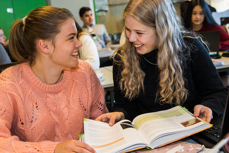 Elev som sitter med skolearbeid.