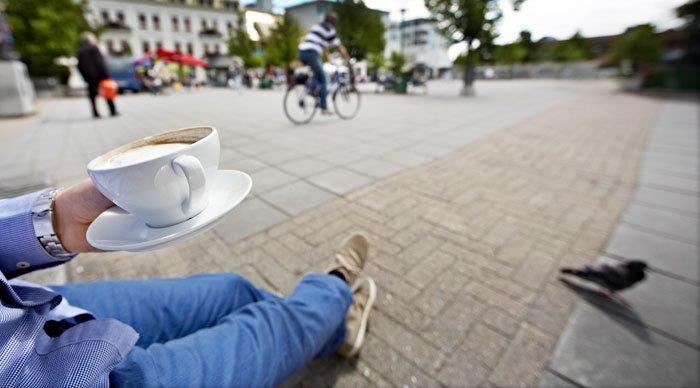 Kaffe og gateliv i sentrum av Vestfoldby