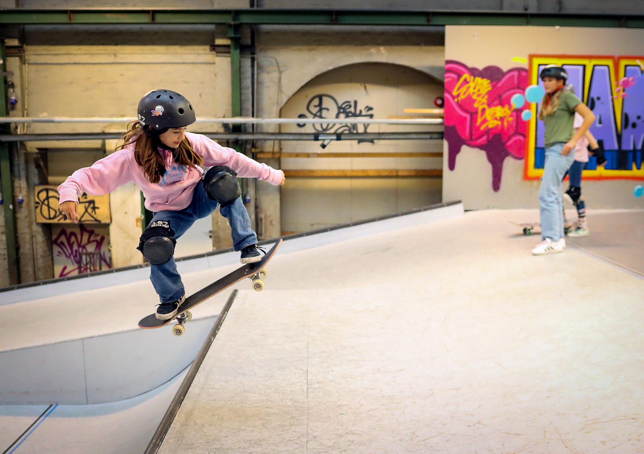 Jente i skateboardanlegg