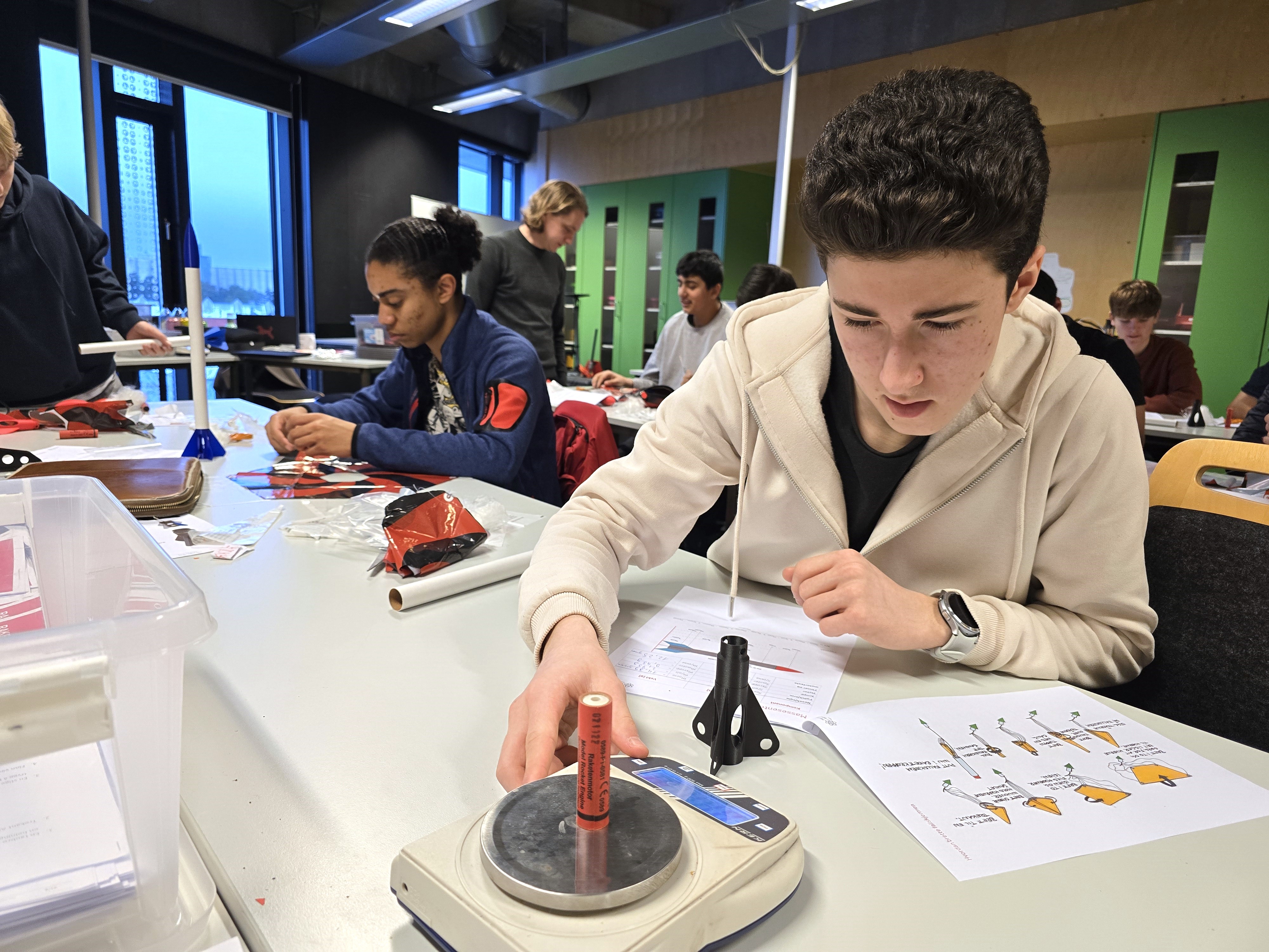 Yan veier en del til raketten han setter sammen.