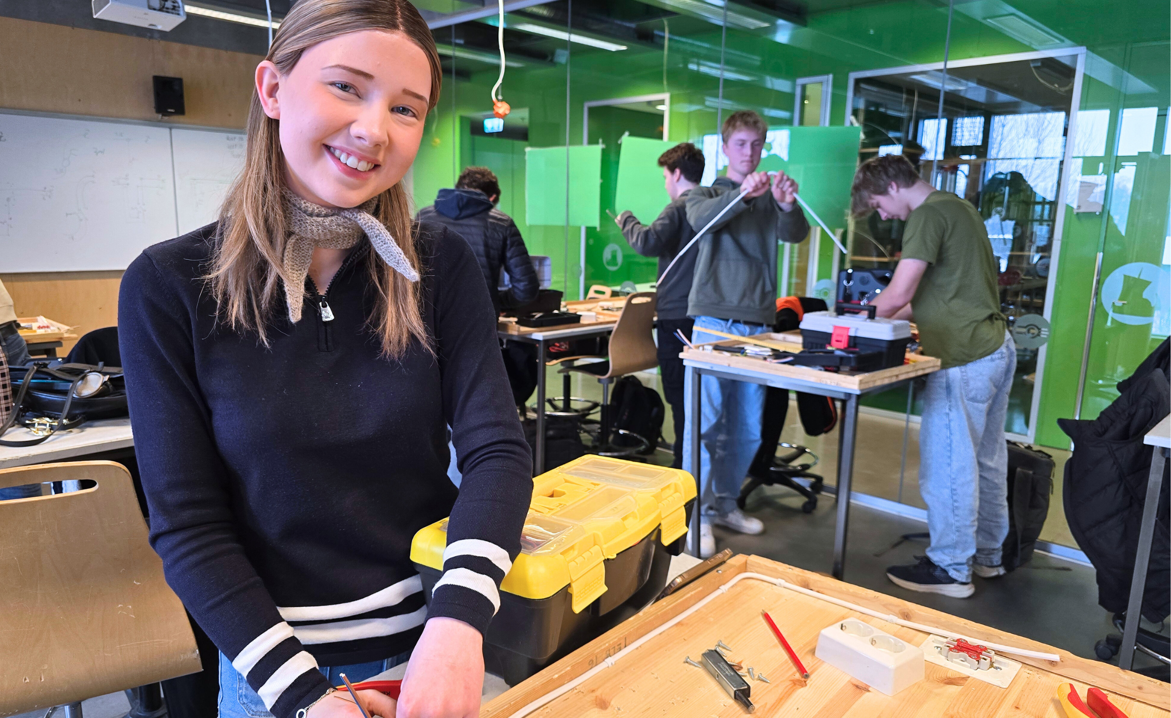 Elever som driver med koblinger