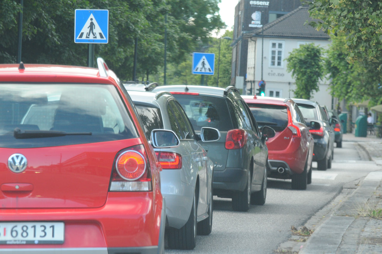 Foto av biler som står i kø i Tønsberg sentrum
