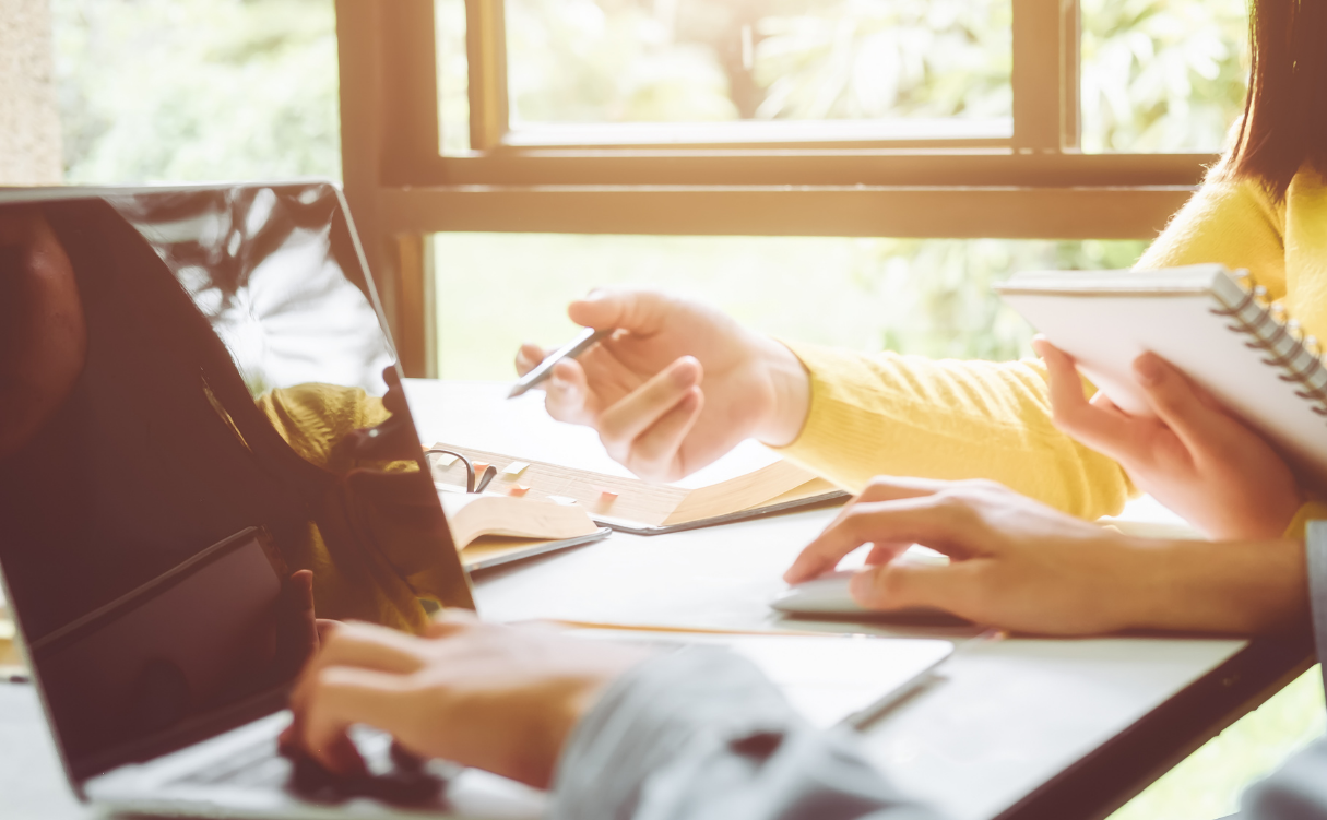 Illustrasjonsbilde to som arbeider med pc, penn og blokk