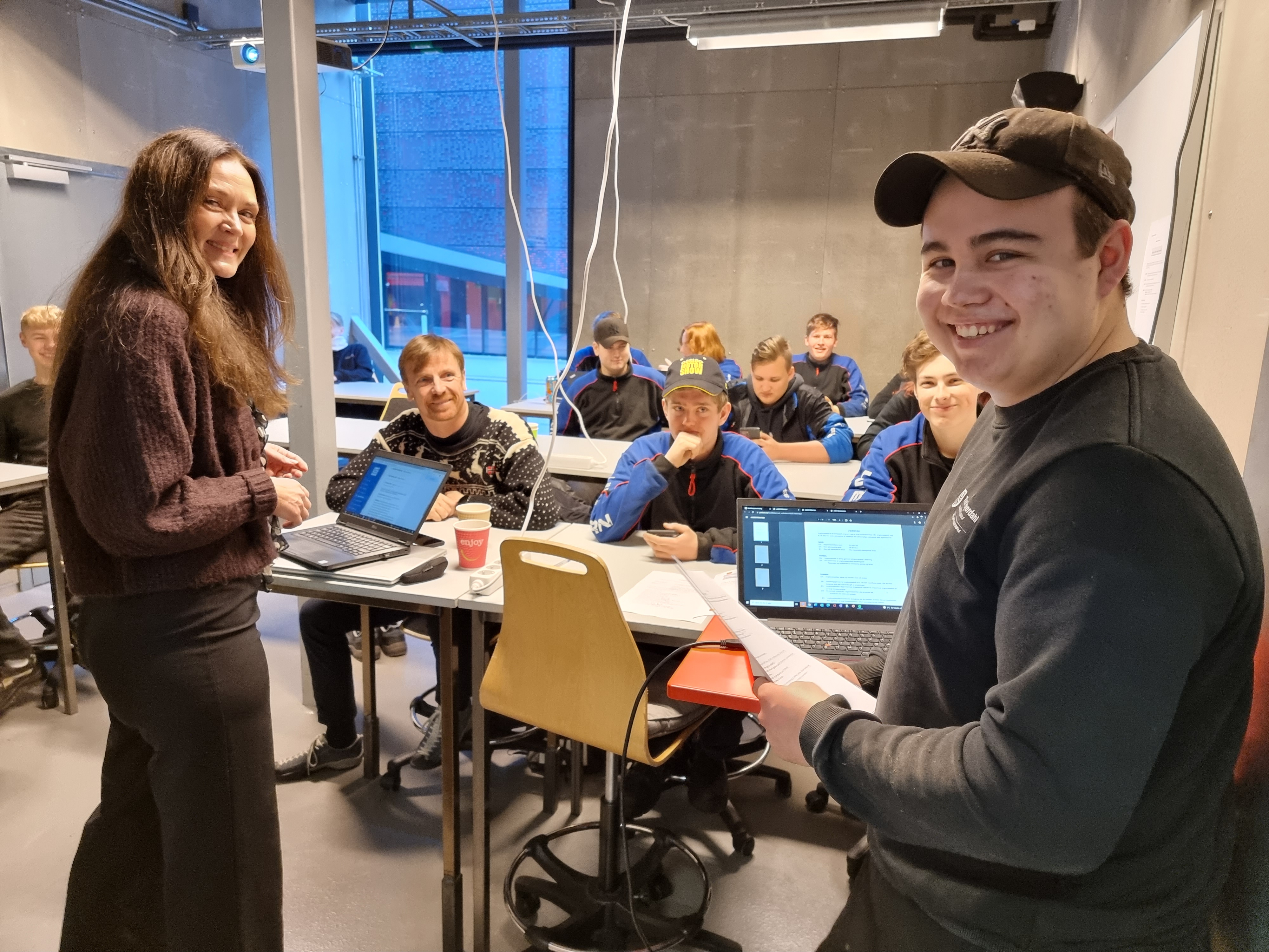 Albert Marthinsen får god veiledning av Nina Molteberg i Ungt Entreprenørskap til å starte ungdomsbedriften TH Auto UB.