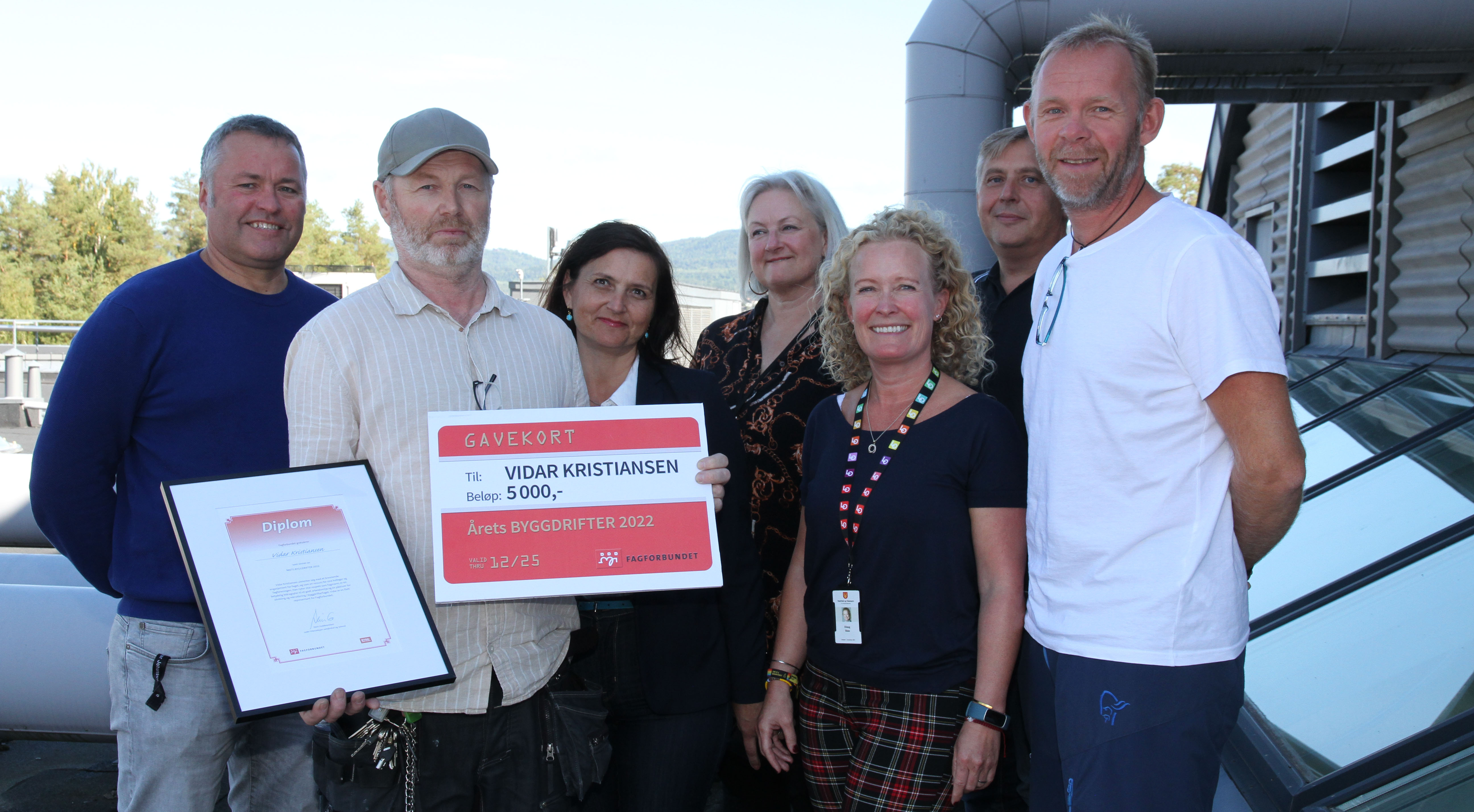 ÅRETS BESTE: Vidar Kristiansen danka ut 999 andre, og er kåra til Årets byggdriftar. Han arbeider ved Hjalmar Johansen vidaregående skole i Skien.