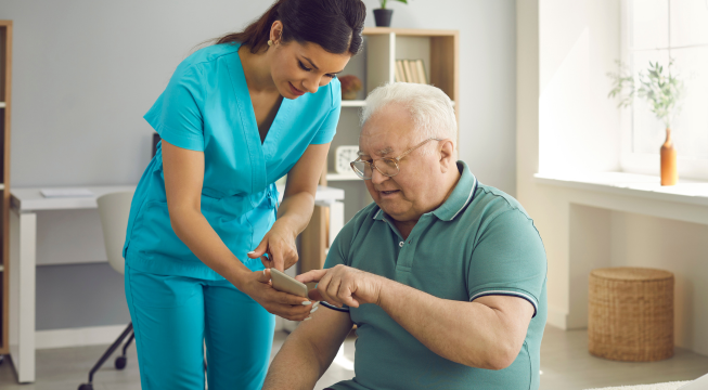Helsearbeider som hjelper en beboer