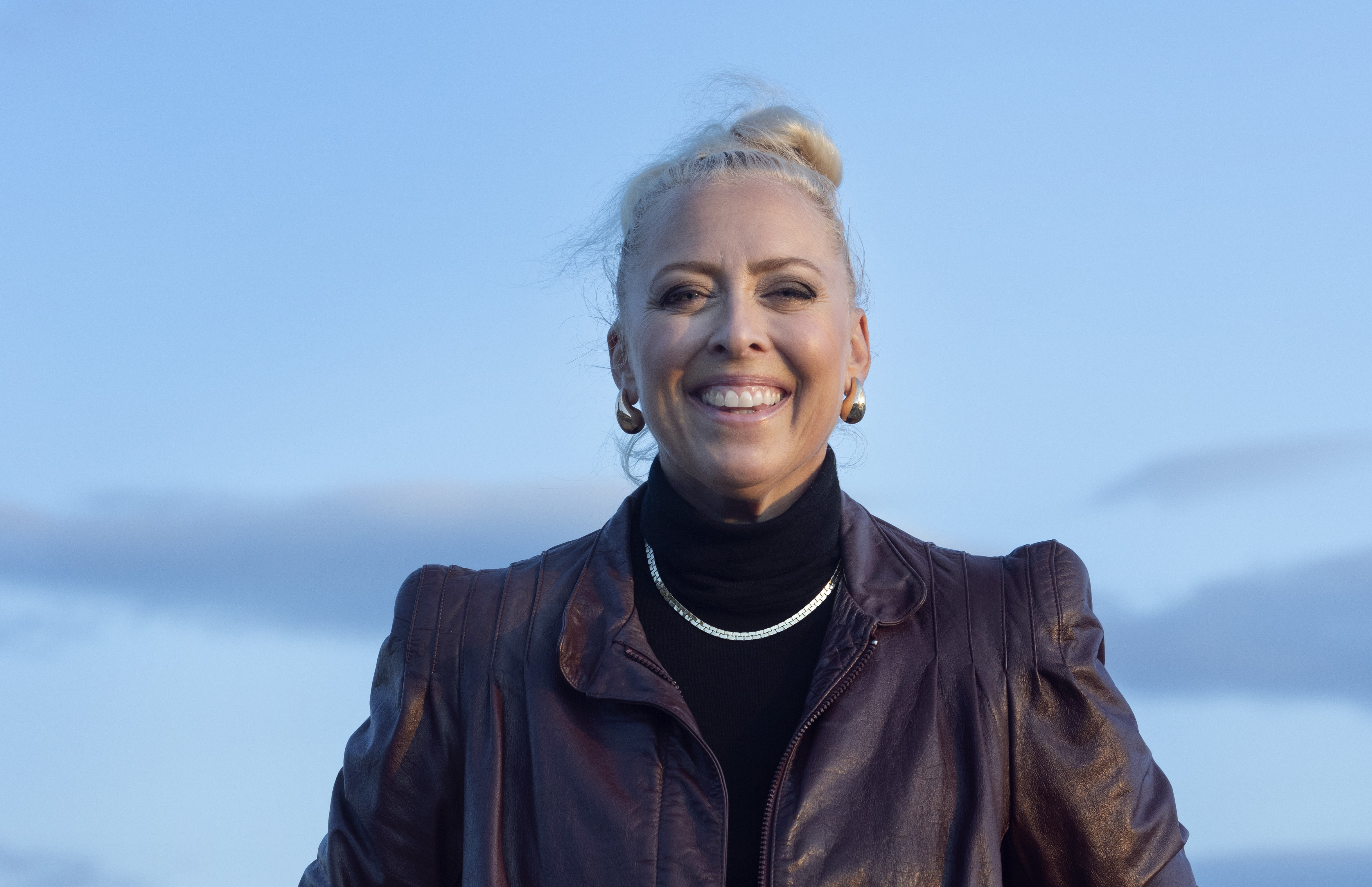 Mona B. Riise tatt ved sjøen, lav sol og noe skyet