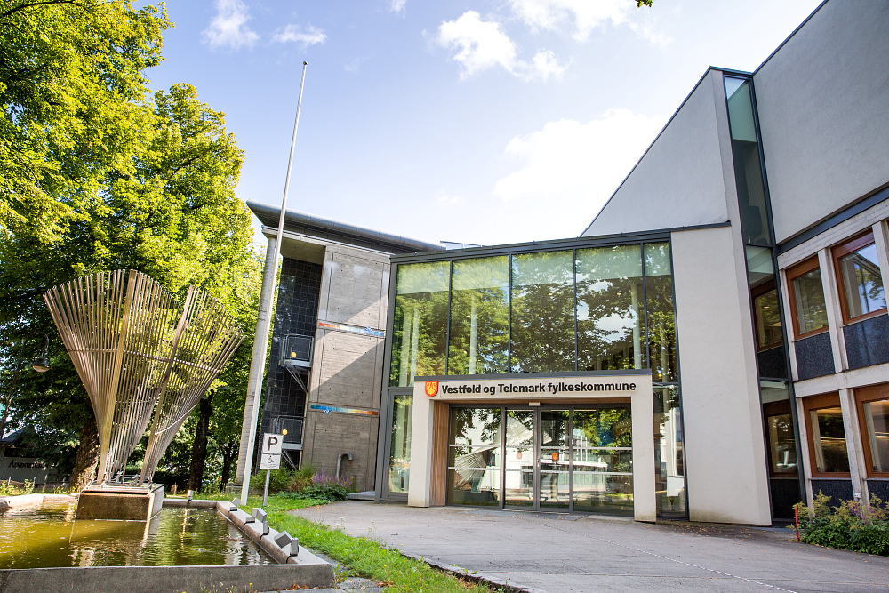 Foto av inngangen til Vestfold og Telemark fylkeskommune i Tønsberg tatt om sommeren