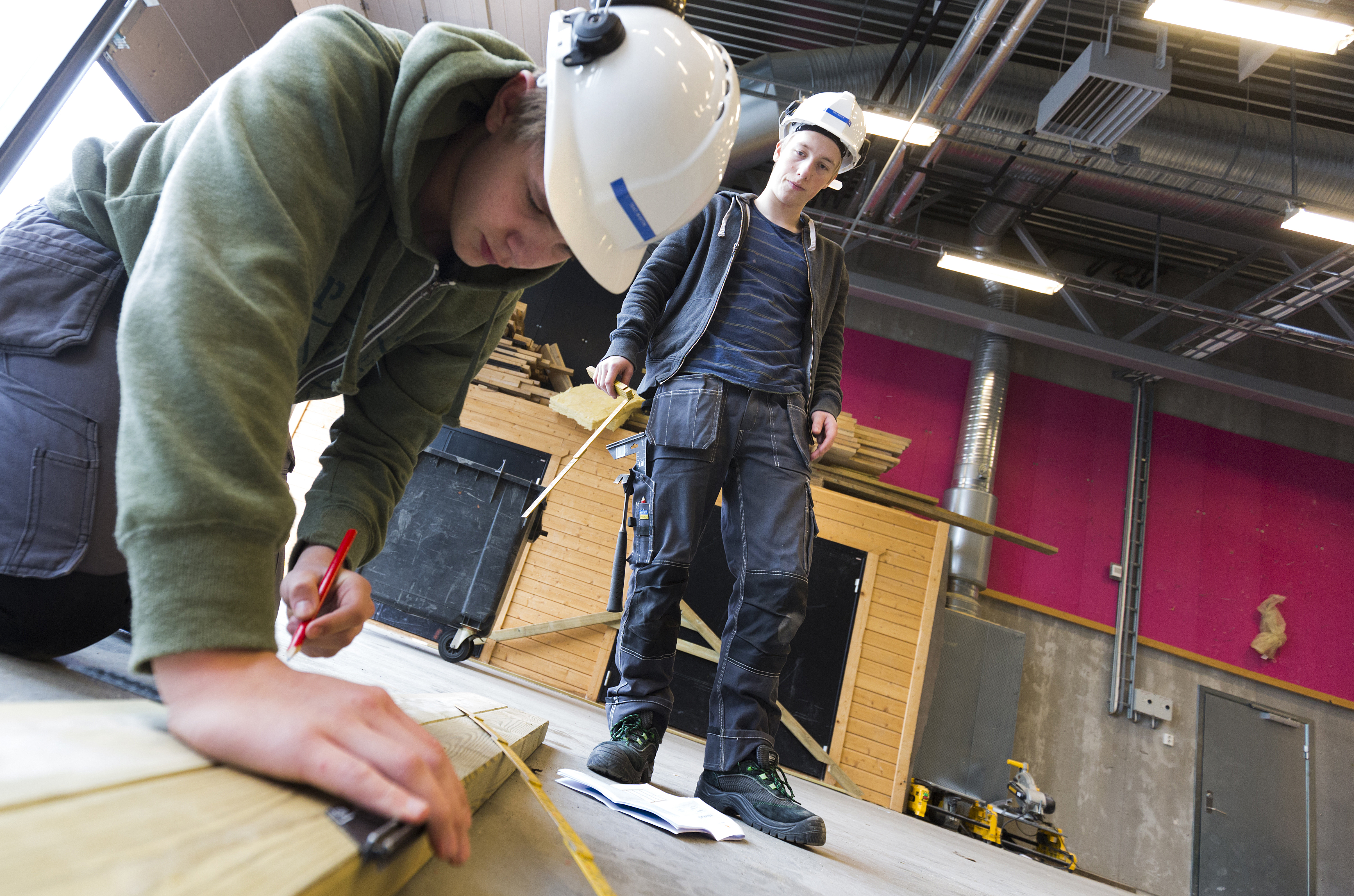 2 elever som måler opp en planke