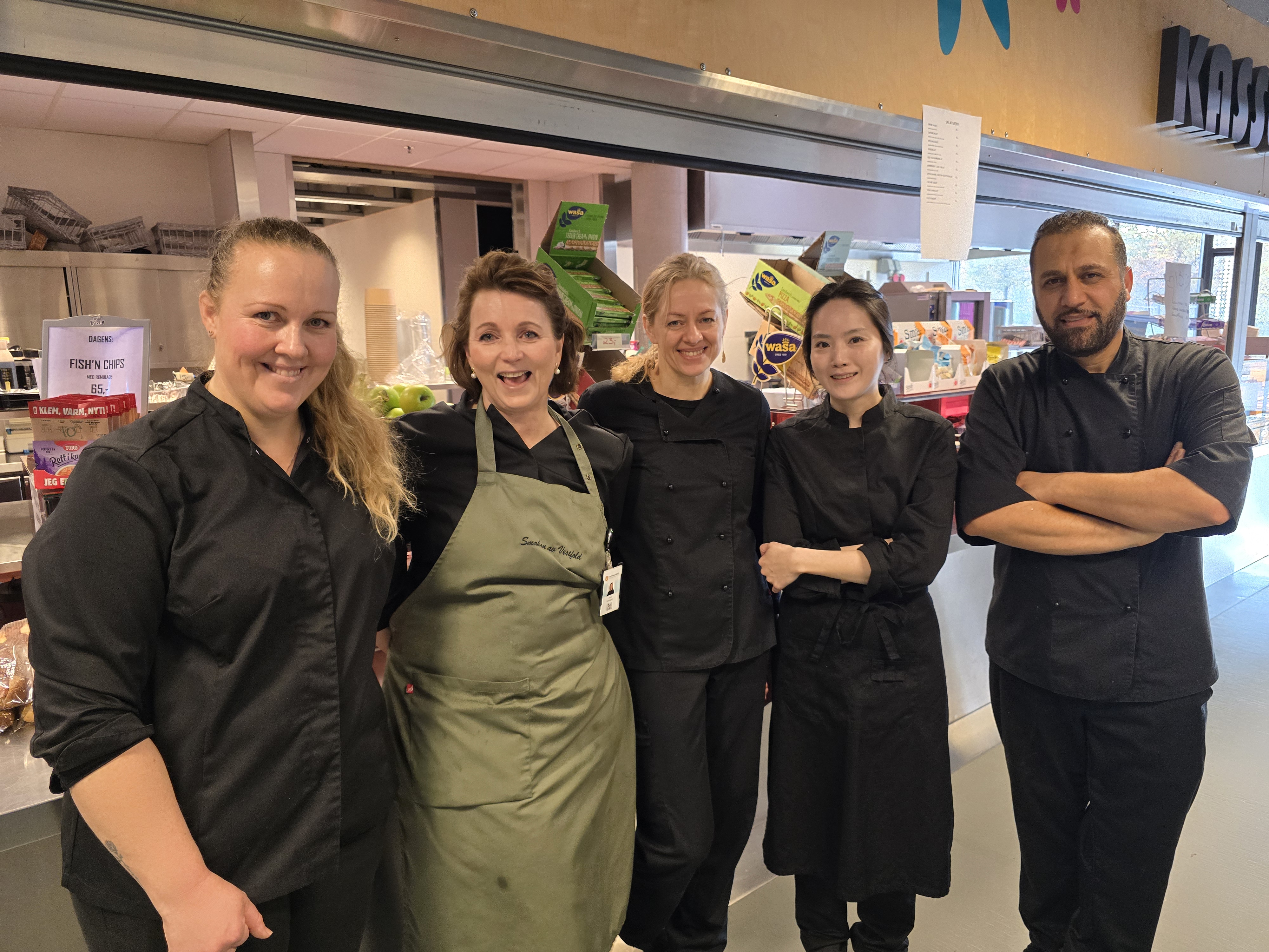 De fem kantinamedarbeiderne i kantina.