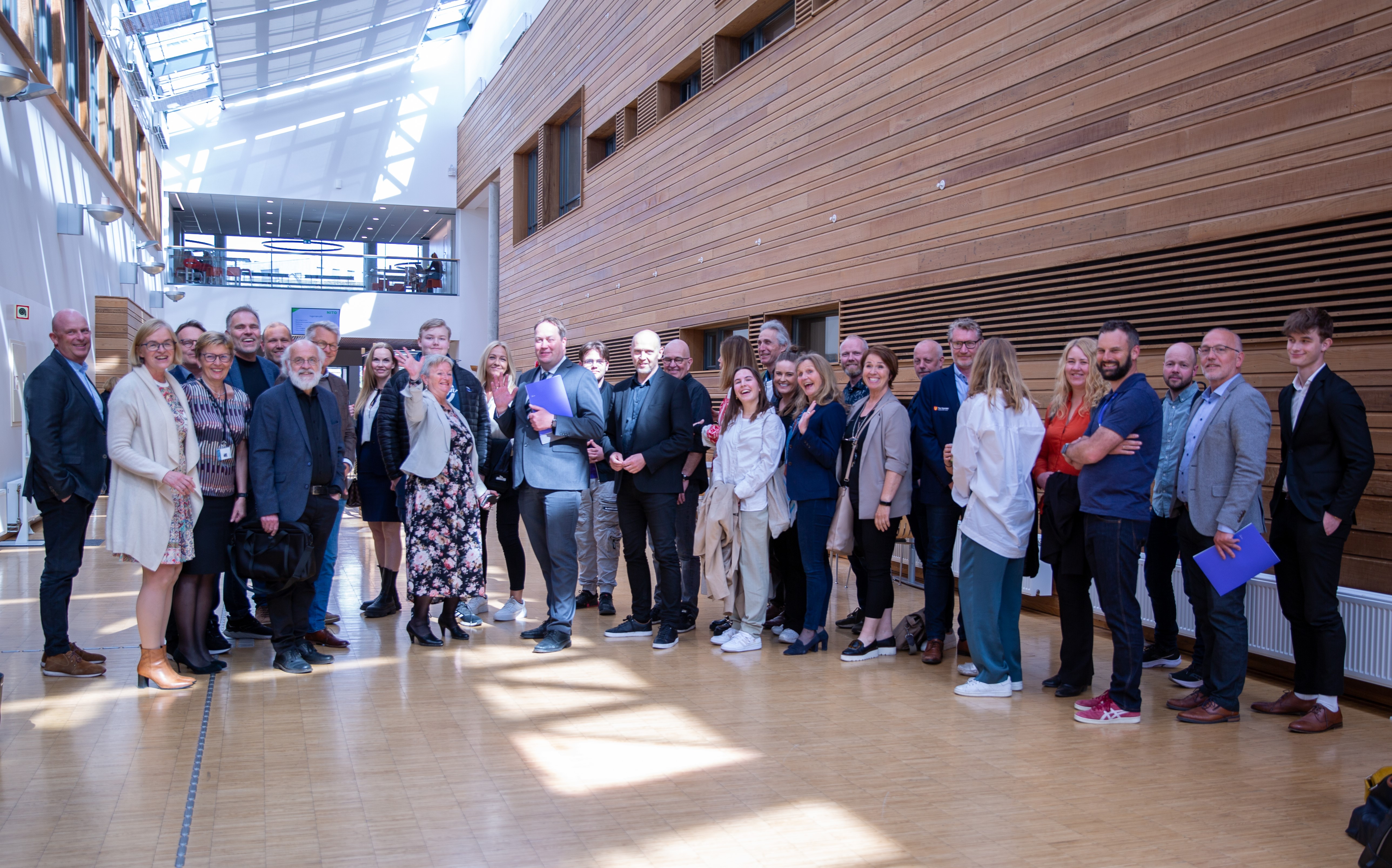 Mange involverte som seg hør og bør når to av fylkets skoler inngår universitetsskoleavtaler.  Foto: Anders Palmer Holmen