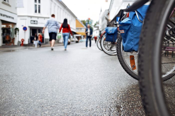 Storgaten i Tønsberg med sykkel og personer
