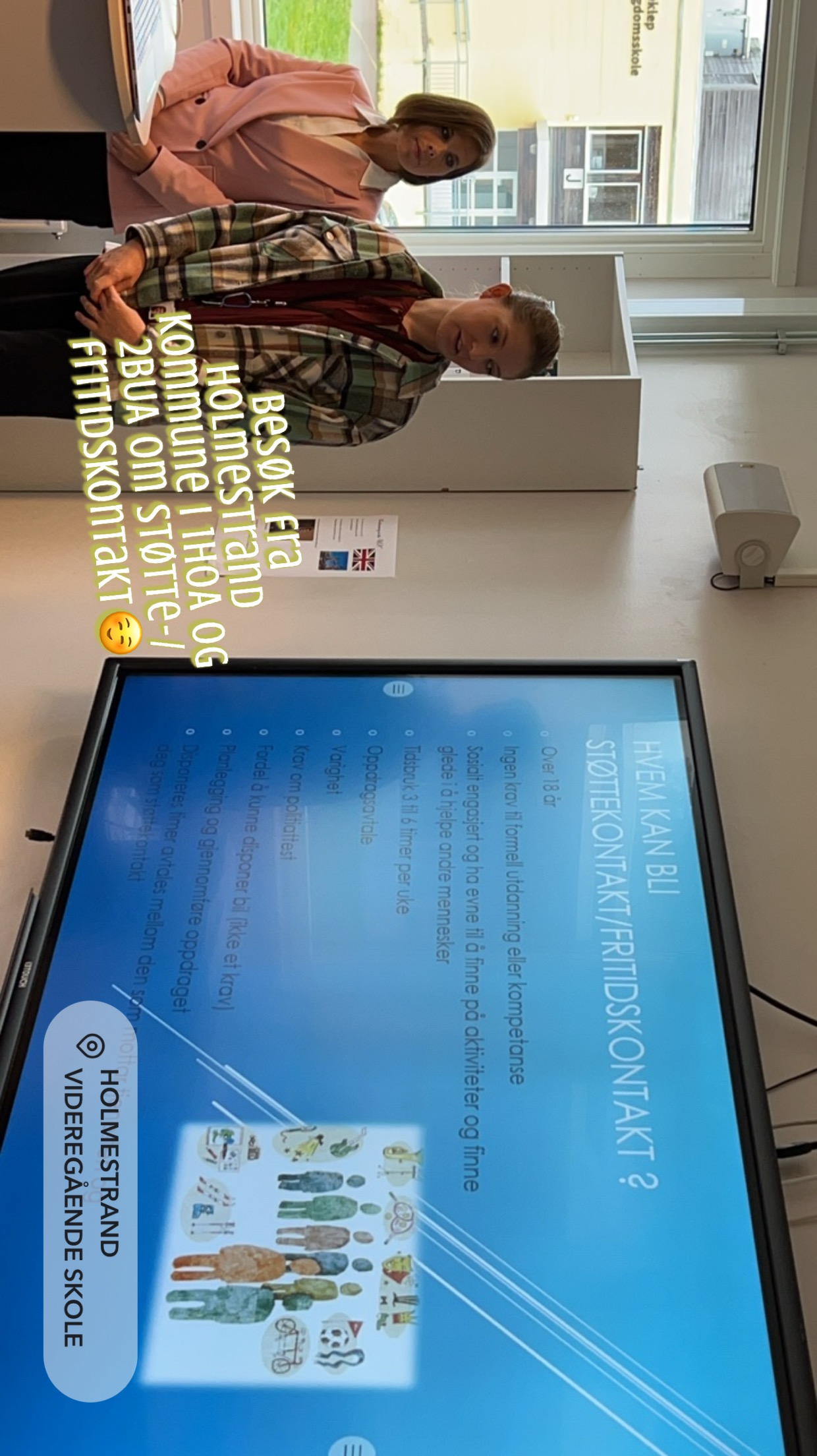 To damer fra Holmestrand kommune i klasserommet.