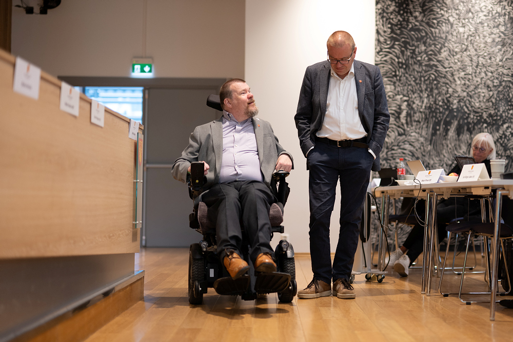 Kristian Sommerseth (SV) i passiar med Arve Høiberg (Ap).