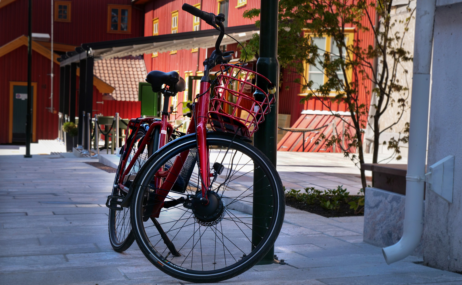 Sykkel parkert i Tønsberg sentrum.