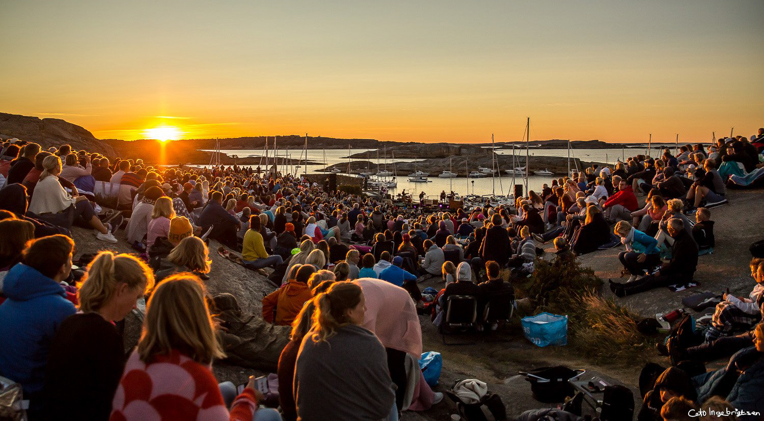 Tilskuere i solnedgang på Verdens ende