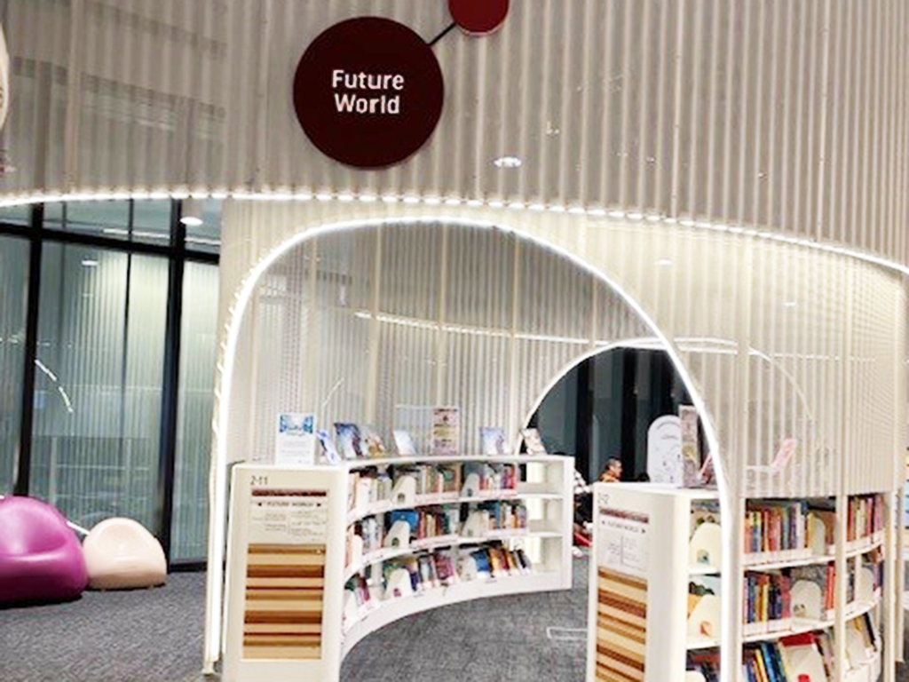 Interiør og bøker under skilt "Future World"