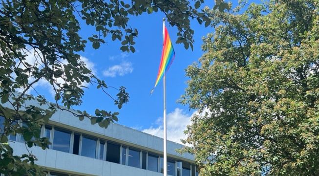 Bilde av regnbuevimpel utenfor Kompetansebyggeren