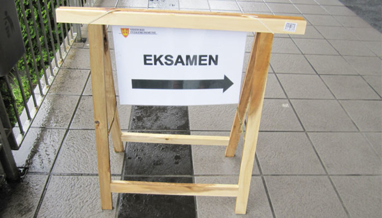 Skilt hvor det står eksamen