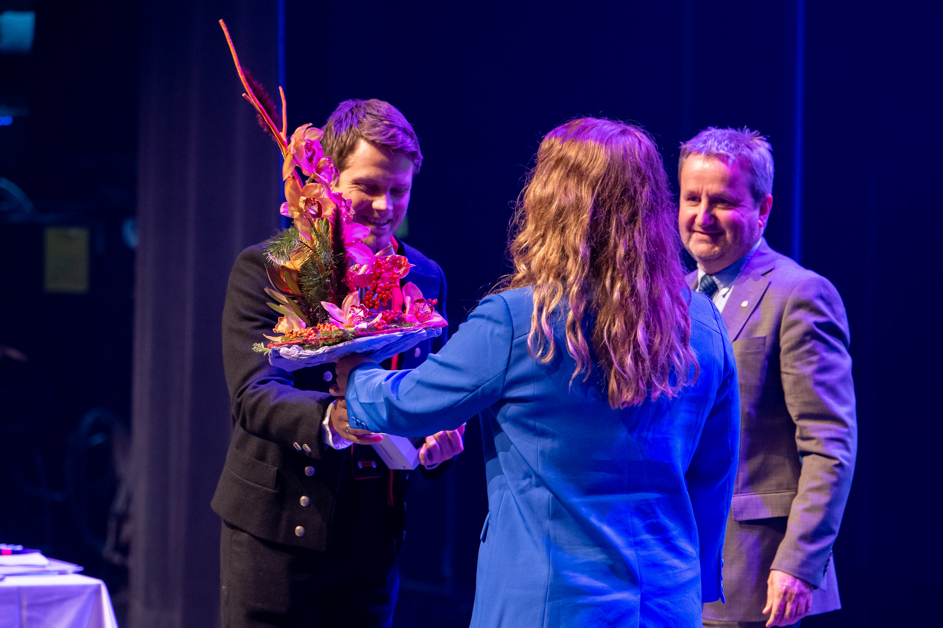 FIKK PRIS: Glenn-Thomas Moldeklev Ekvoll er kåret til Årets læring i Vestfold. Loni Bjerkholt Pedersen fra fylkeskommunen og Bjørn Rudborg (Ap) ga han prisen.