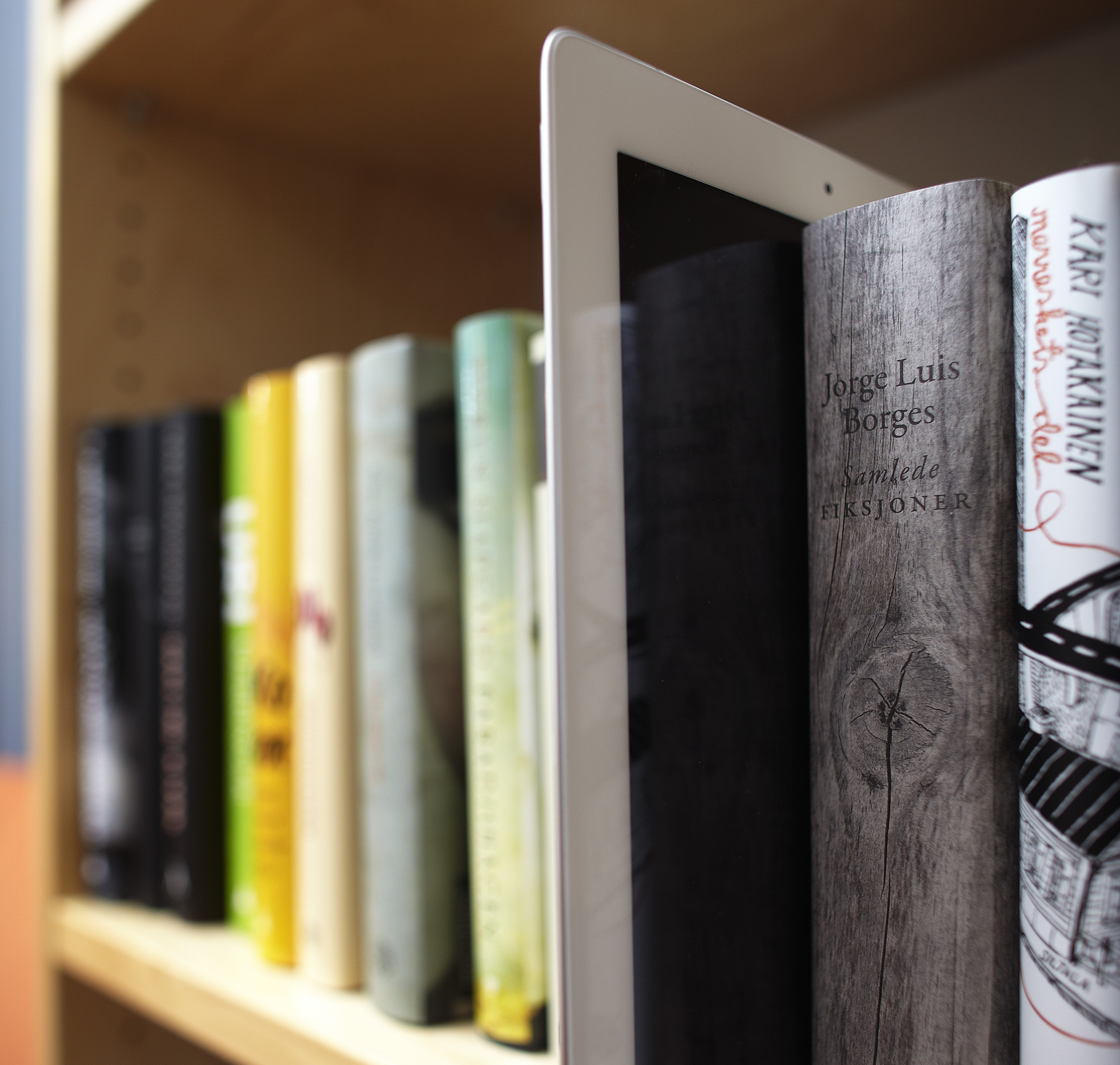 Bokhylle med bøker og ipad