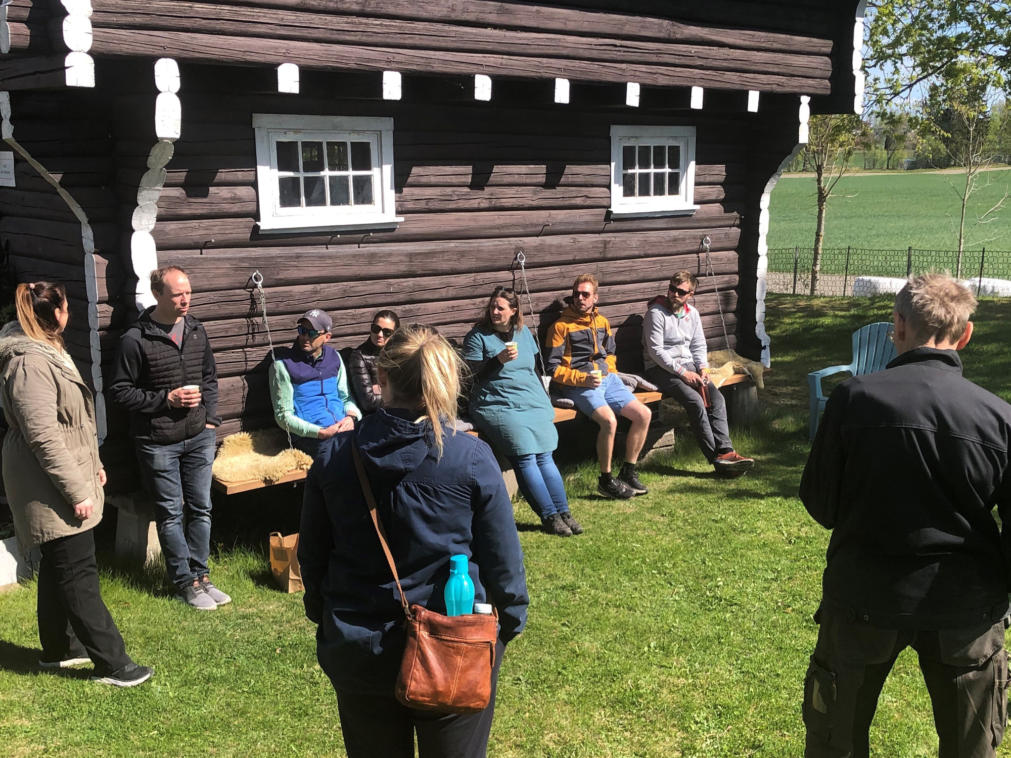 Studenter foran et stabbur på Kjær gård