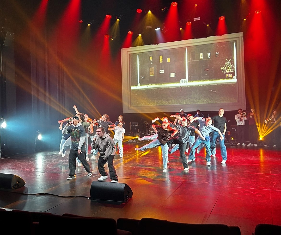 Elevene fremfører en av Karpe Diem sine låter