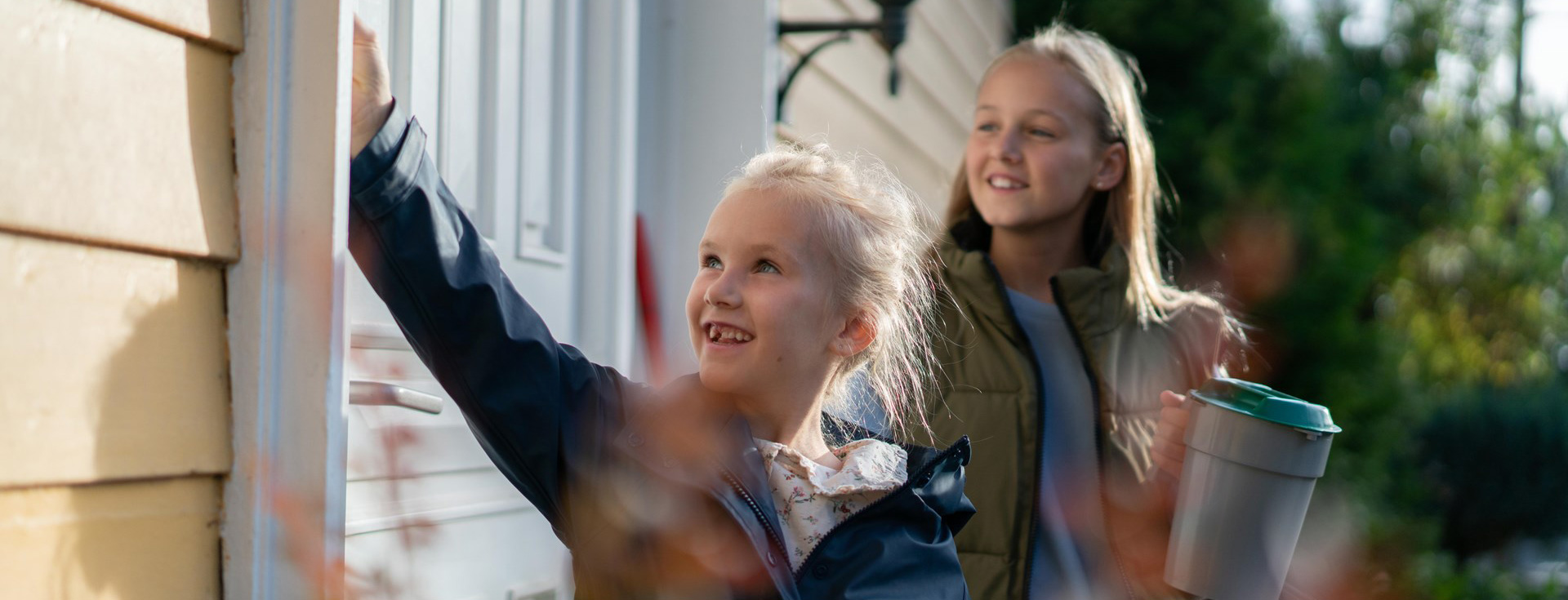 To jenter ringer på dør for TV-aksjonen