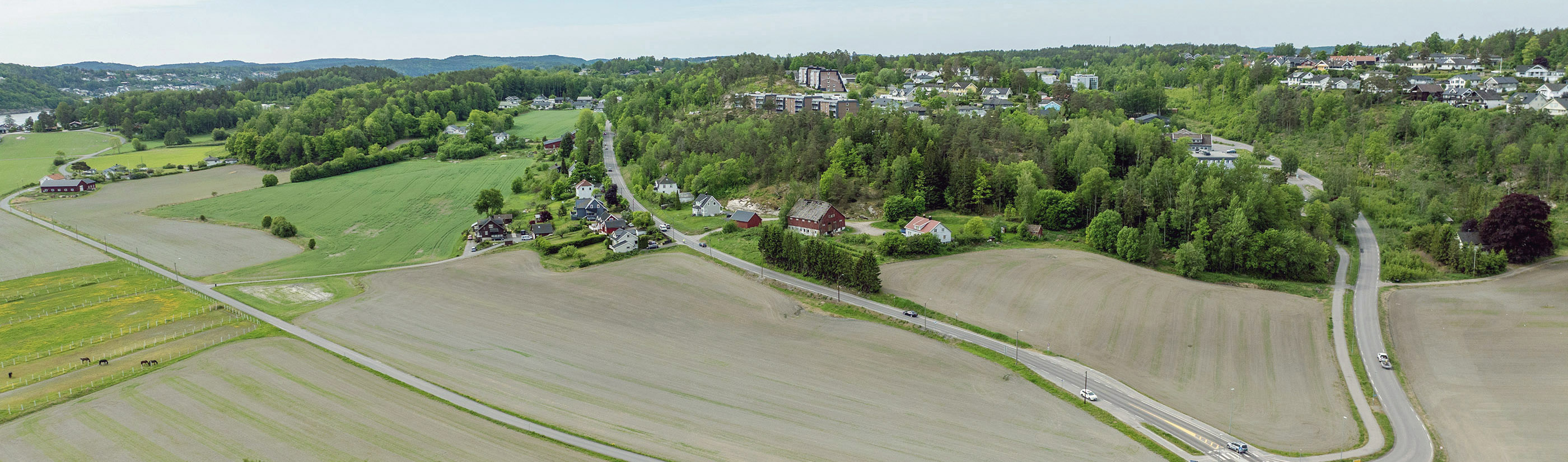Dronefoto av Hogsnesbakken tatt sørover fra Jarlsberg