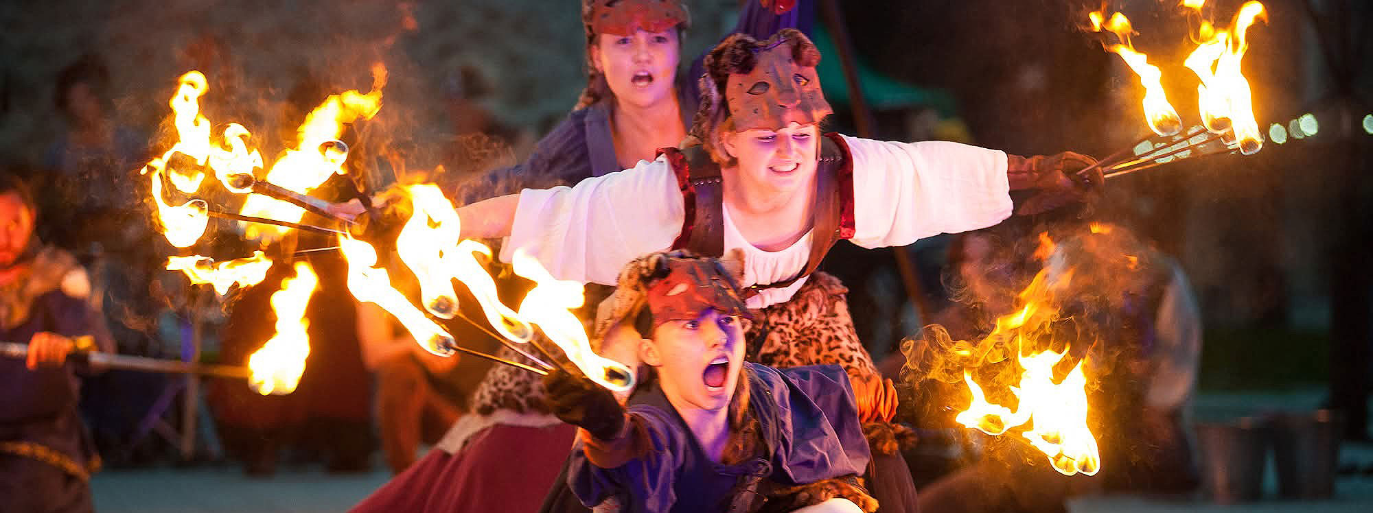 Tre damer med fakler