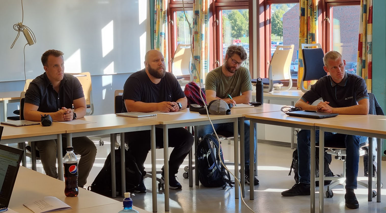 Fire studenter i et klasserom