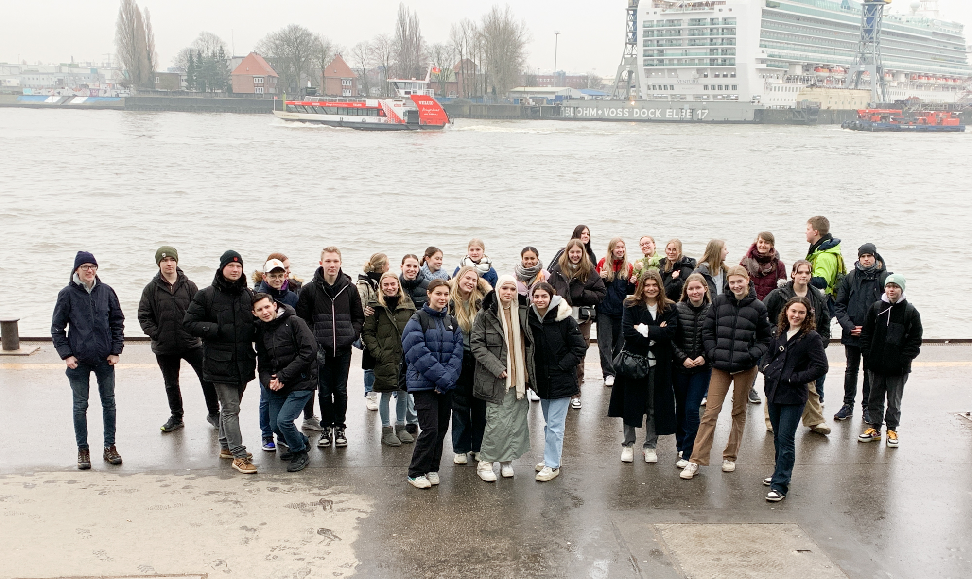 En gruppe elever ute