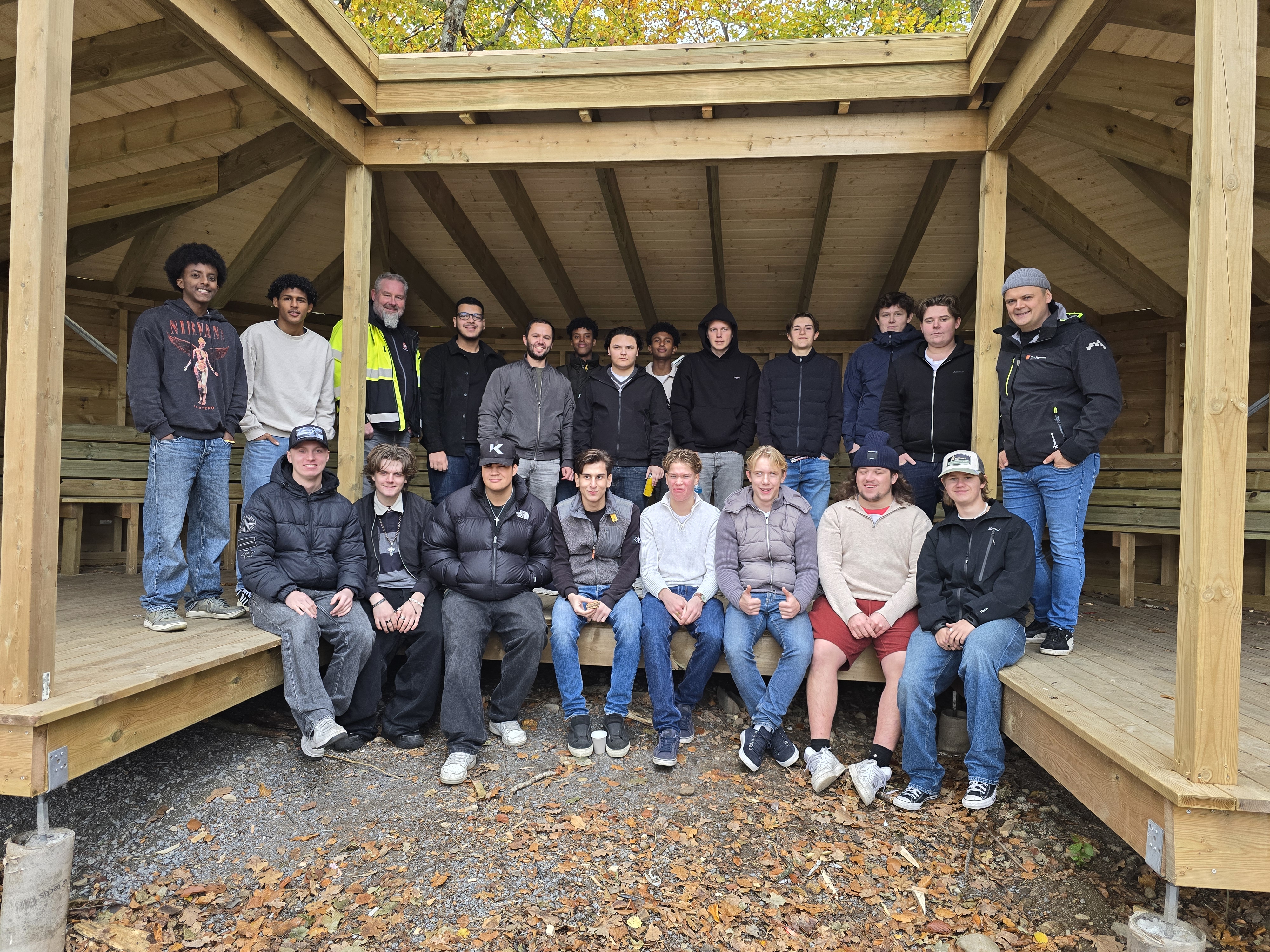 Alle byggelevene samlet i gapahuken.