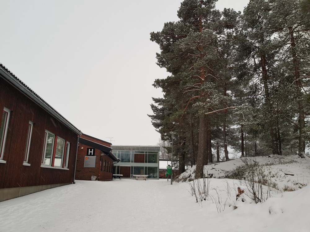 Bilde av inngang H på Re vgs. om vinteren