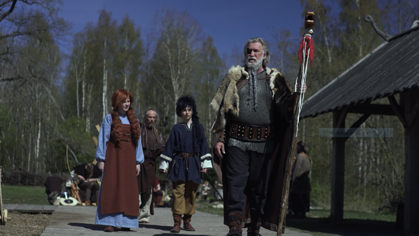 Klipp fra sommerlesfilmen 2023. Mann og to barn i vikingkostyme