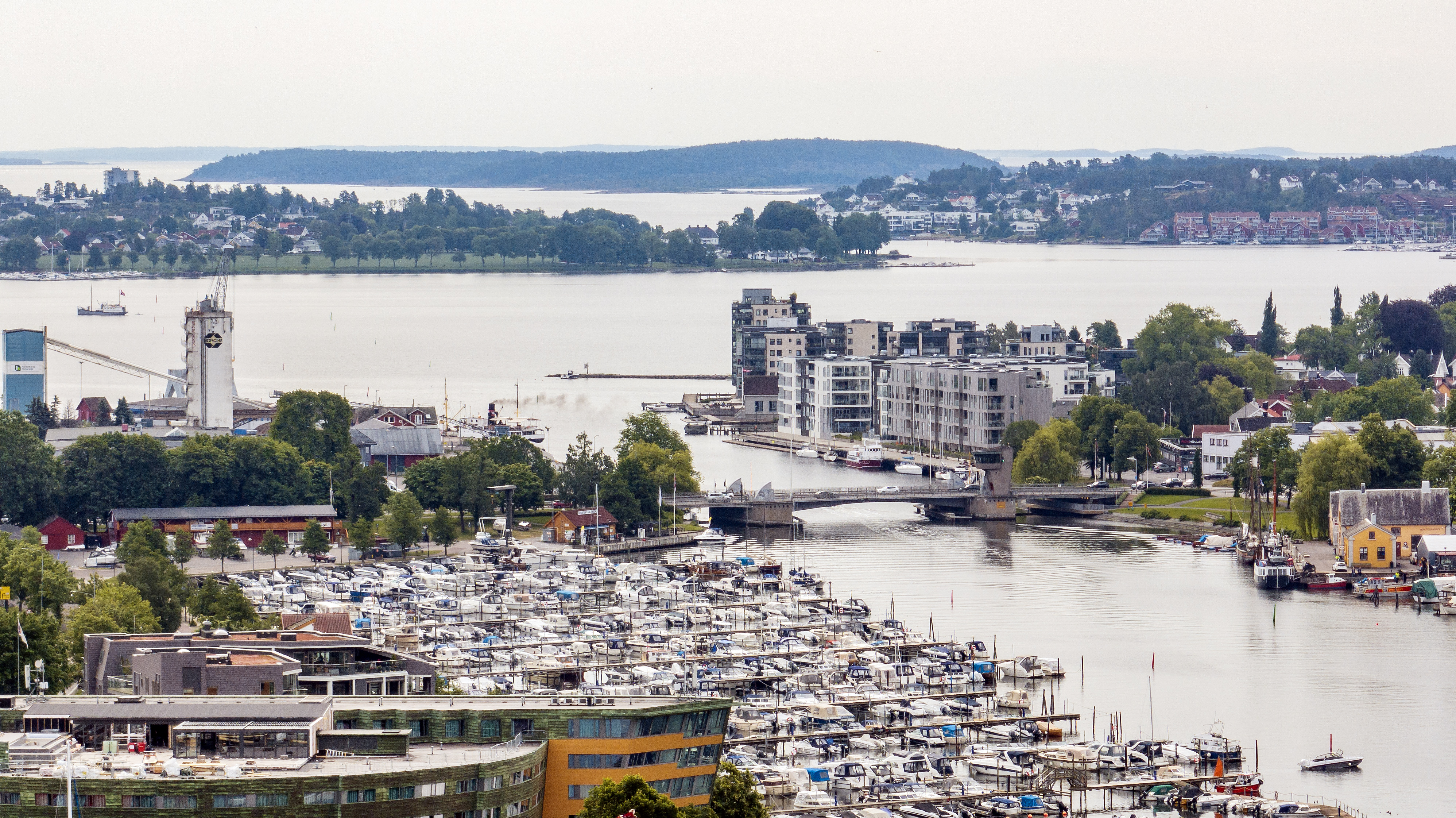 Dronefoto av Kanalbrua med Træla og Husøy i bakgrunnen