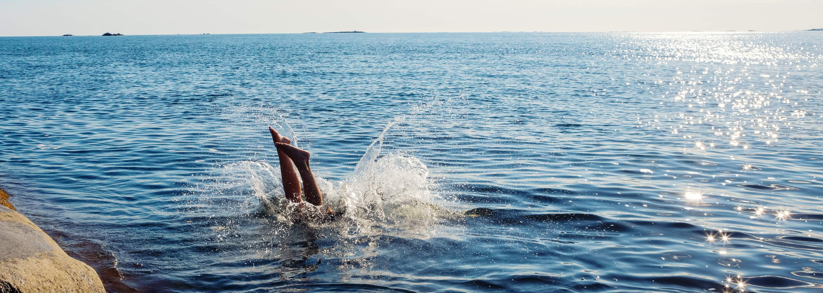 Dame stuper i havet i Oslofjorden