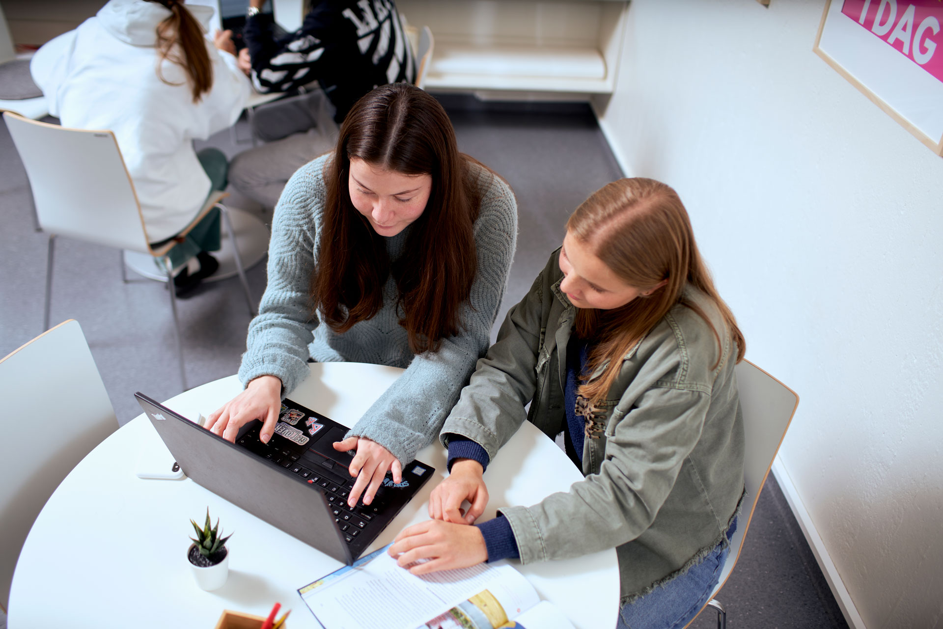 To elever sitter rundt et bord