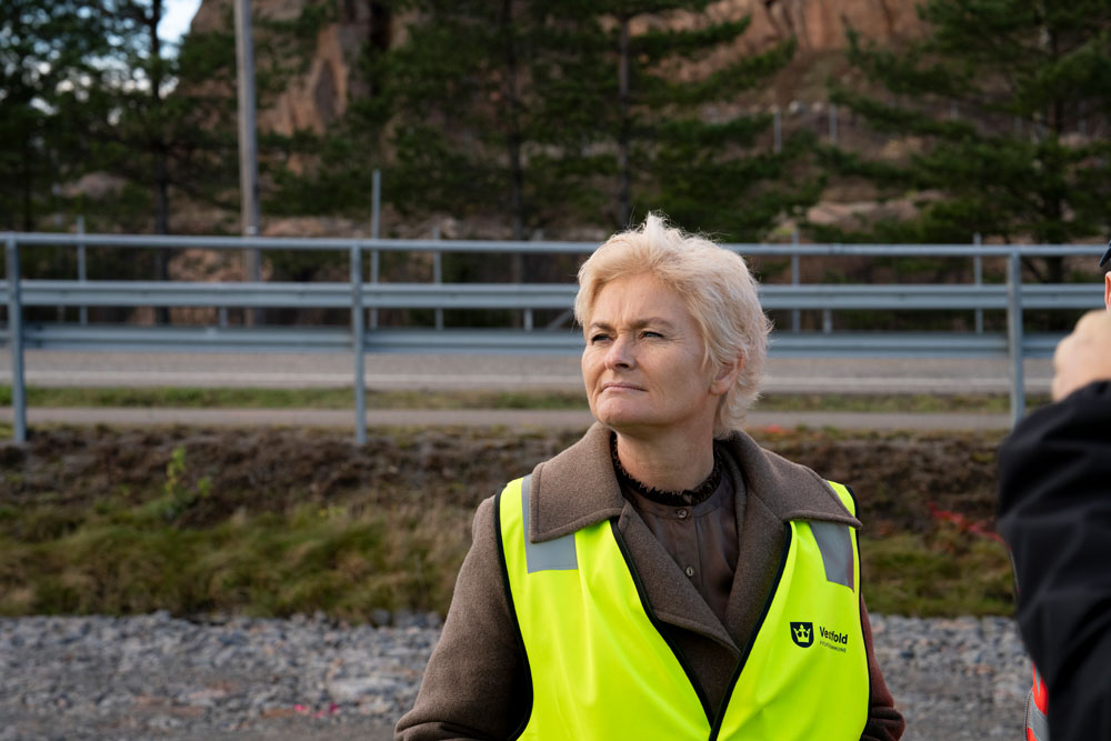 Kvinne i gul refleksvest