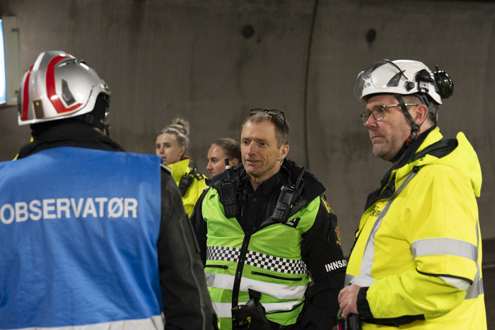 Øvelsens tilrettelegger Thomas Hansen (til høyre i bildet) sammen med innsatsleder for Politiet og observatør fra Vestfold interkommunale brannvesen