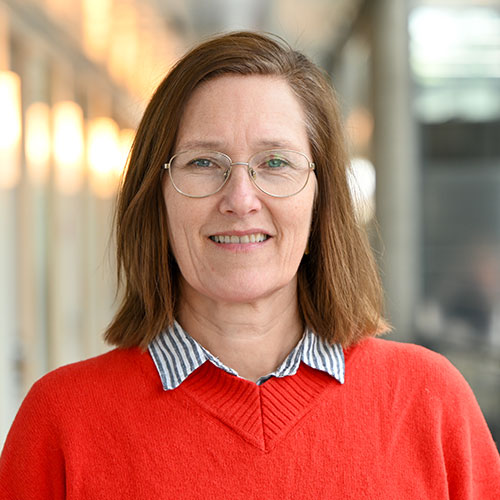 Ansattportrett av kvinne i rød genser