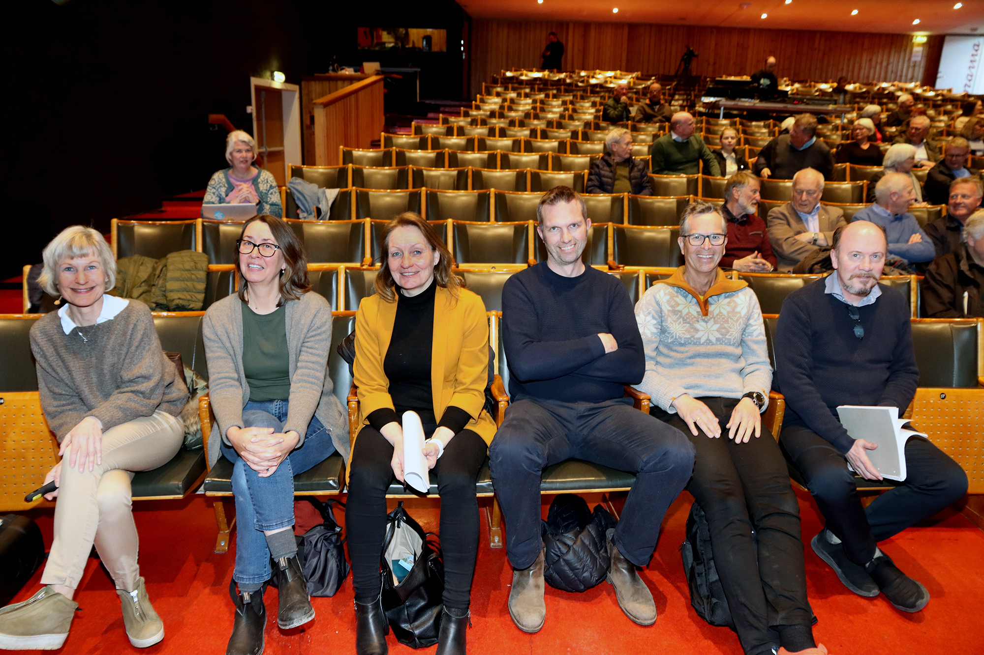 Prosjektleder Grethe Bodholt  (t.v.) sammen med prosjektgruppa som skal lede arbeidet med å bygge ny vei i Holmestrand.