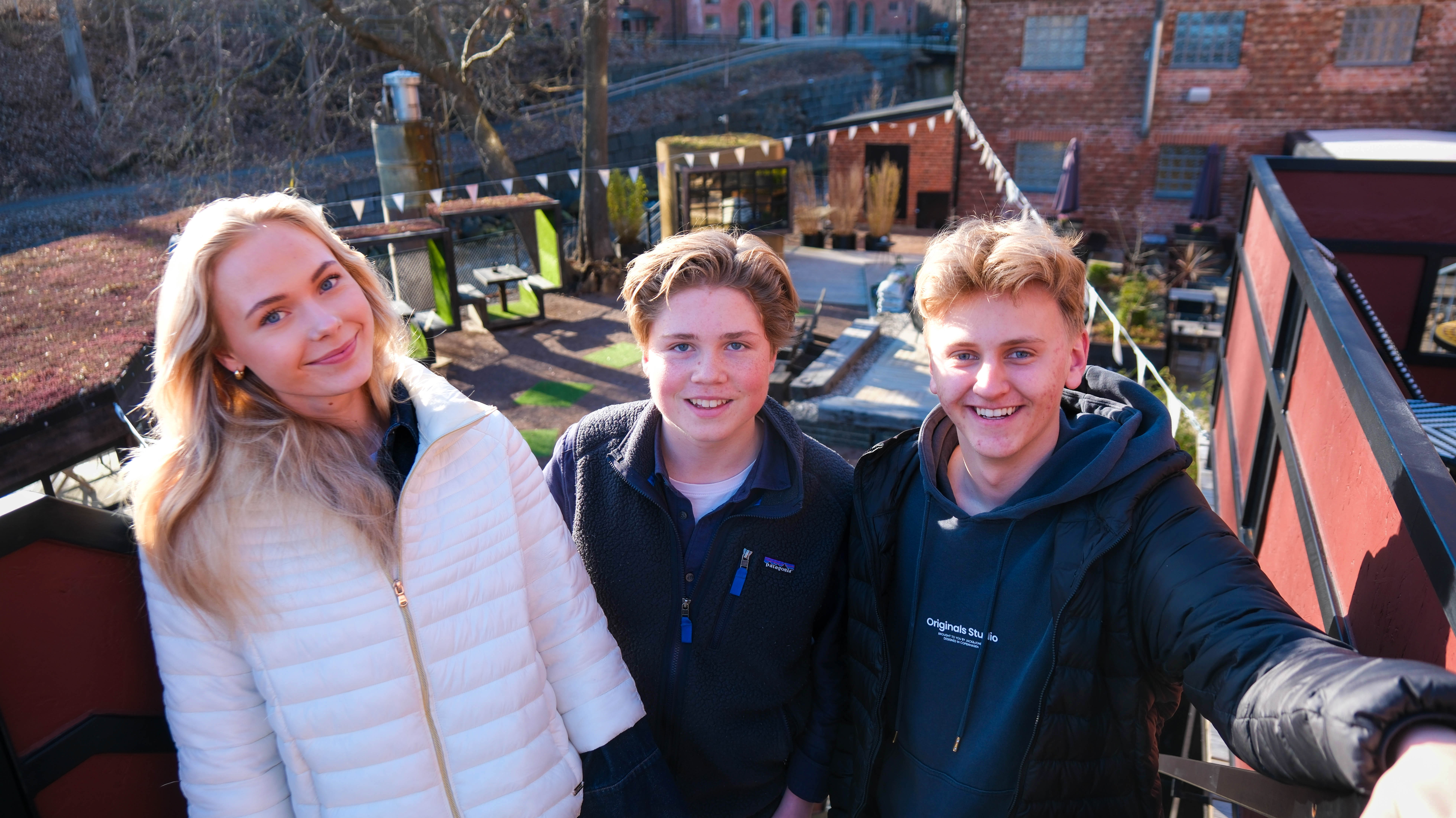 Ida Larsen, Simon Havig og Iver Grimholt tar selfie.