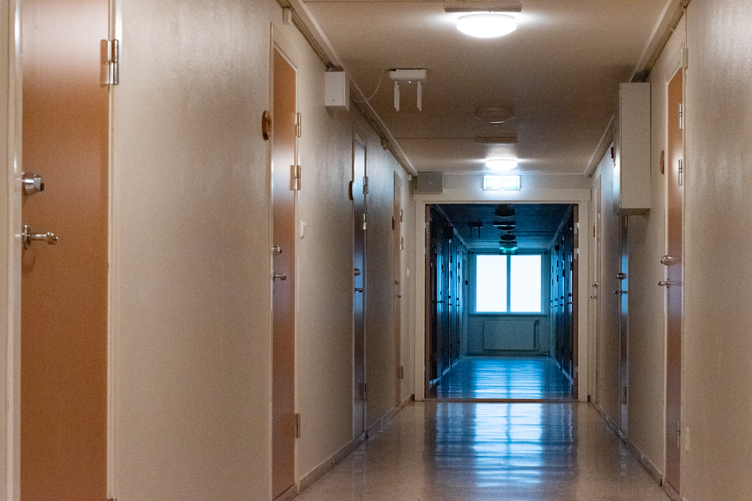 Korridor på internatet med nye lamper i taket