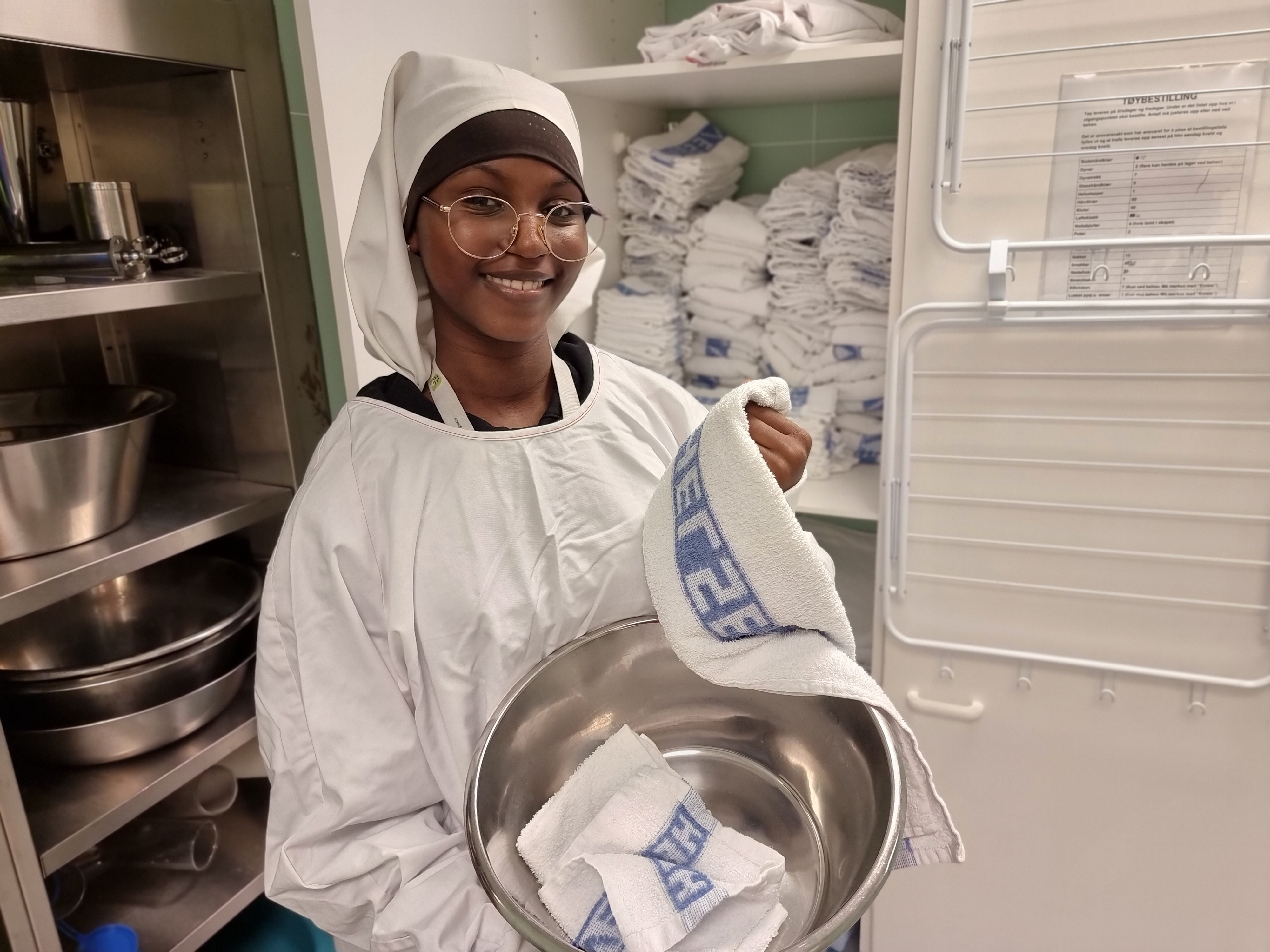 Fatou Touray kom rett fra Hedrum ungdomsskole til et praktisk helsefag-løp på videregående. Foto: Ellen Marie Skjefstad