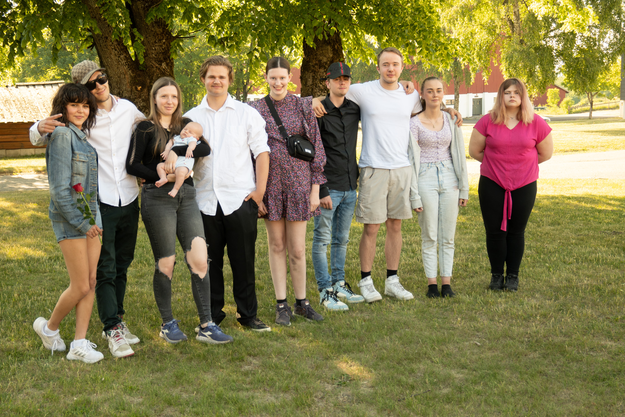 9 elever på rekke ute på plenen