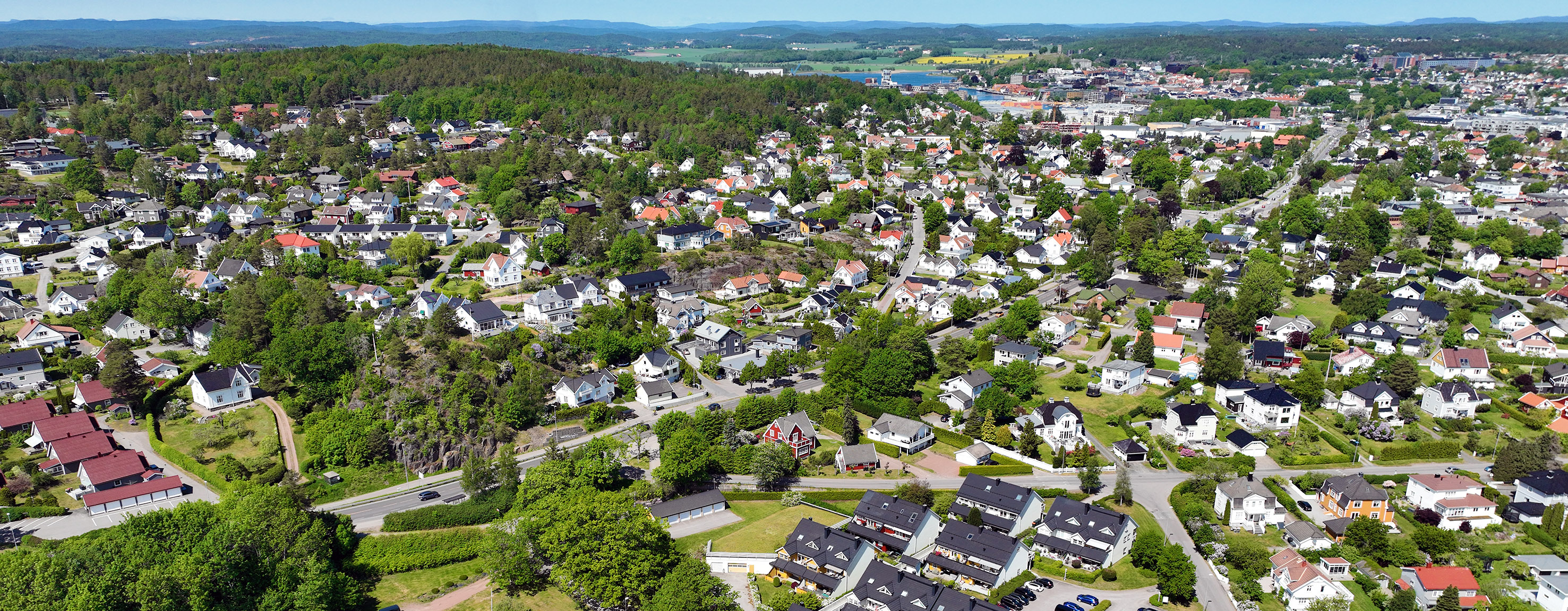 Dronebilde tatt over Grindløkka/Bekkeveien mot Kolberg, Kirkeveien og Teie