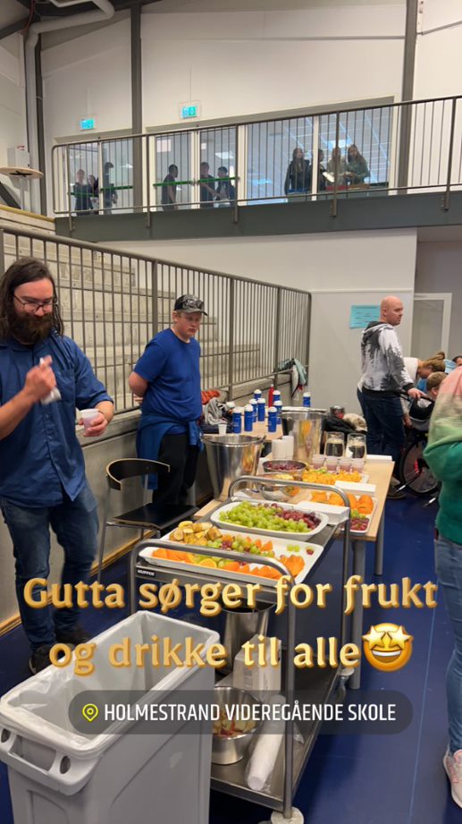 Utdeling av frukt til deltakerne.